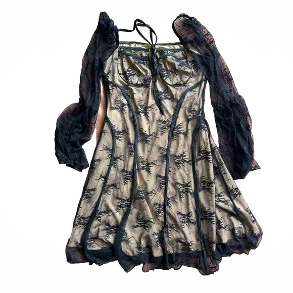 A line mini lace dress with flared sleeves - Picture 2 of 4